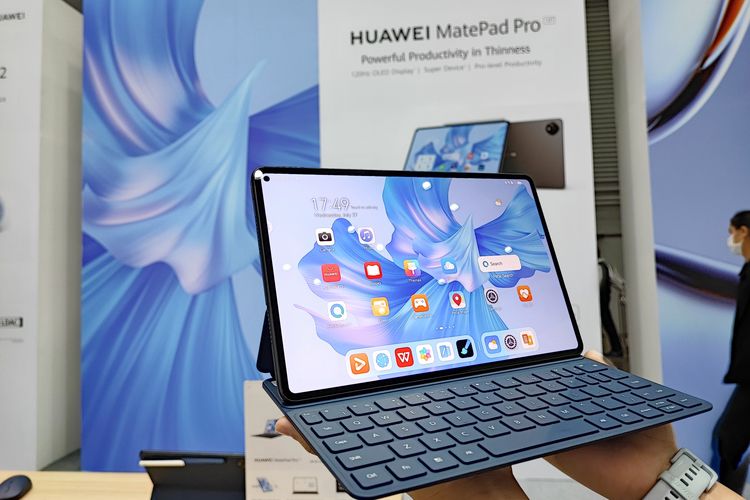 Huawei MatePad Pro 11 lengkap dengan aksesori smart magnetic keyboard cover.