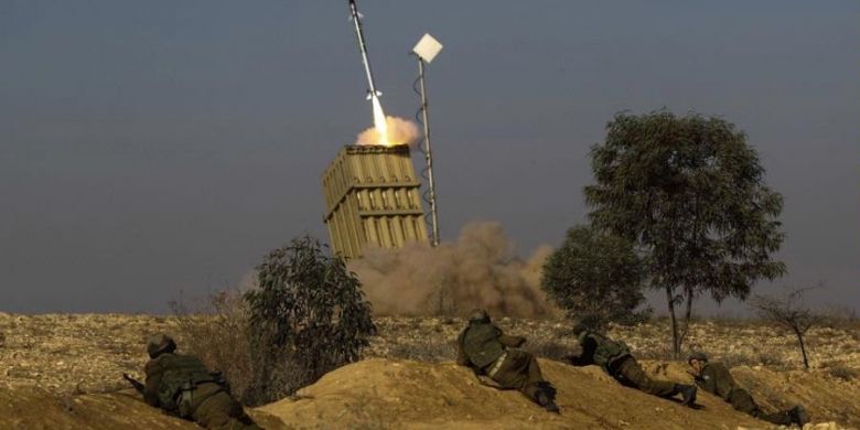 Sejumlah tentara Israel berlindung saat Iron Dome menembakan sebuah rudal terhadap rudal Grad yang diluncurkan dari Jalur Gaza.