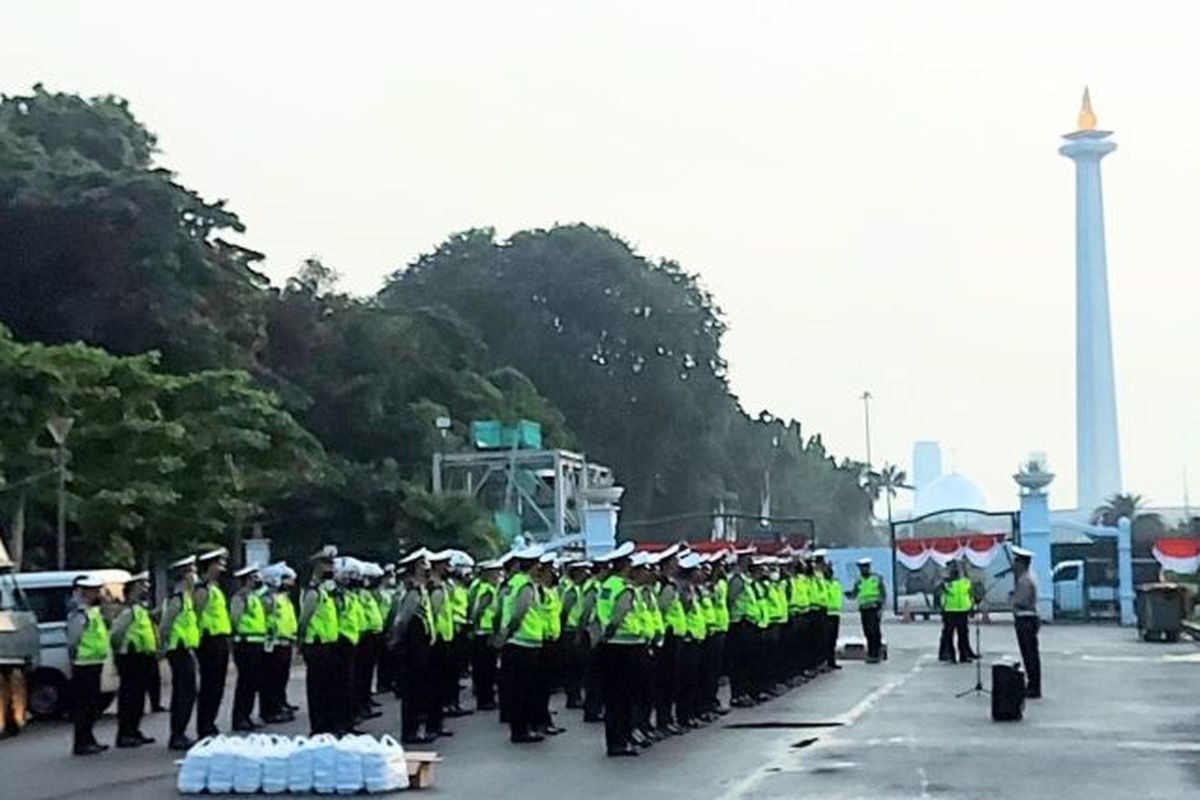 Apel dan pengarahan pasukan patroli dan parkir (rolakir) oleh Direktur Lalu Lintas Polda Metro Jaya Kombes Latif Usman menjelang Upacara Detik-Detik Proklamasi di kawasan Monas, Jakarta Pusat, Rabu (17/8/2022).