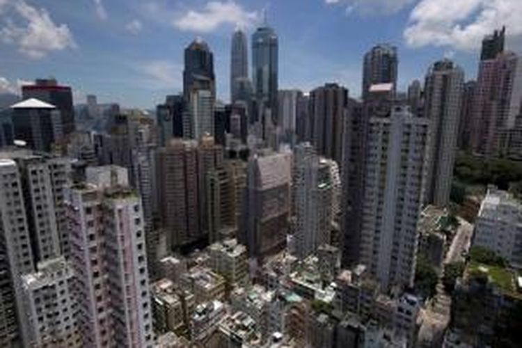 Kawasan The Sheung Wan (bawah) di Hong Kong terlihat dari bangunan perumahan dengan pencakar langit di distrik bisnis utama, 30 Juli 2013. Hong Kong Observatory mengeluarkan peringatan cuaca panas menjadi 33 derajat Celcius.