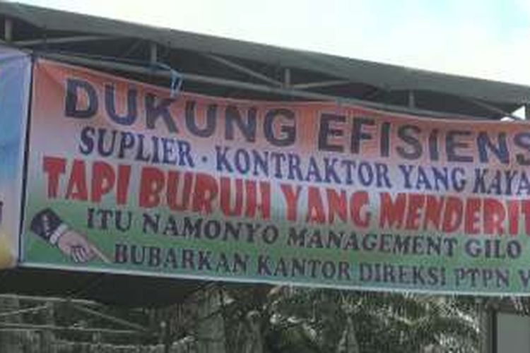 Spanduk protes yang terpasang di lokasi aksi karyawan yang berunjuk rasa di PTPN VII Cinta Manis Ogan Ilir