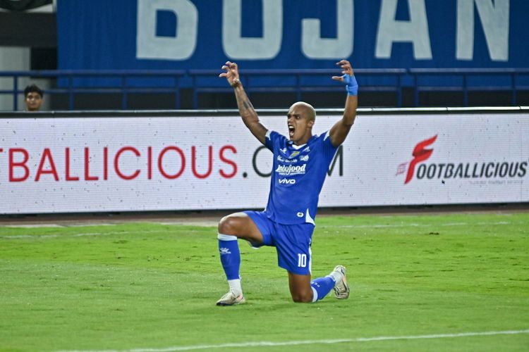 Selebrasi gelandang Persib Bandung Wiliam Marcilio yang sukses mencetak gol ke gawang Western Sydney Wanderers dalam laga persahabatan internasional Sabtu (2/8/2025) di Stadion Gelora Bandung Lautan Api (GBLA).