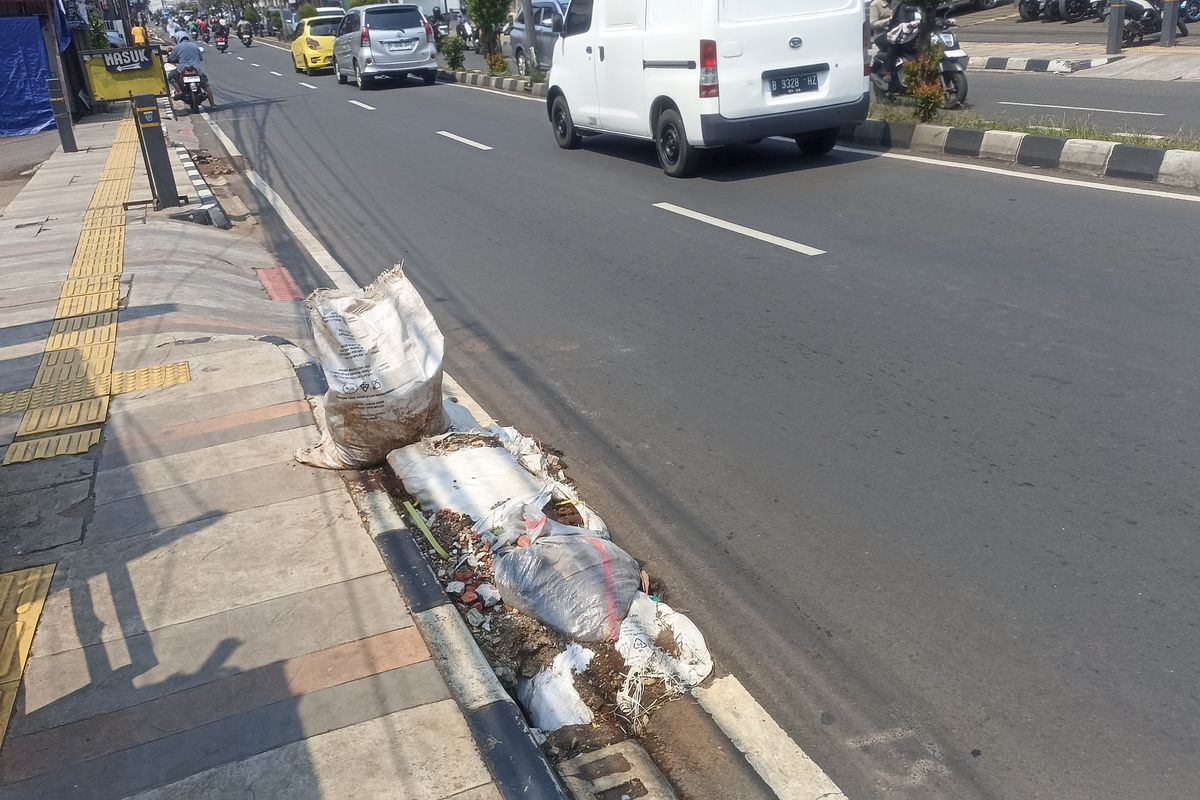 Bekas galian di Jalan Kartini Depok terlihat sudah tidak menjorok ke badan jalan 