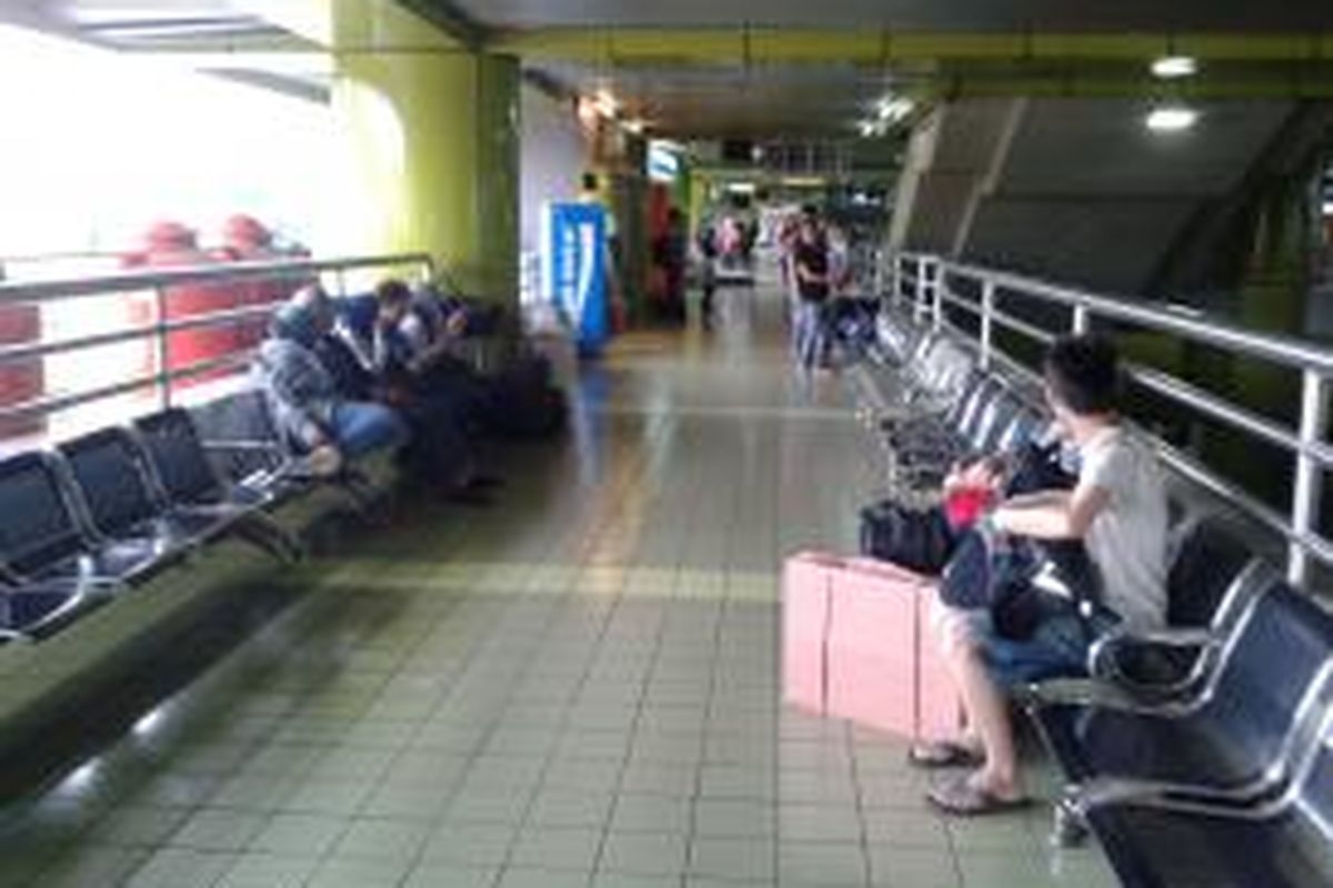 Suasana di Stasiun Gambir, Jakarta Pusat, Selasa (6/8/2013). Terlihat banyak bangku kosong di ruang tunggu penumpang
