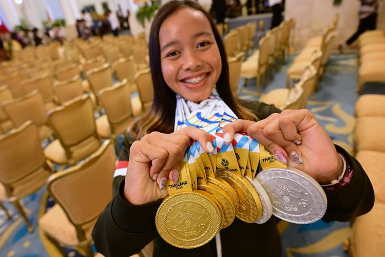 Atlet triathlon putri, Martina Ayu Pratiwi bahagia meraih prestasi tertinggi dalam ajang SEA Games perdananya di Thailand tahun lalu.  Ia mampu meraih 5 medali emas dan 2 medali perak dari cabang olahraga triathlon, duathlon, dan aquathlon yang dikalungkan di lehernya saat menghadiri acara penyerahan bonus di Istana Negara, Kompleks Istana Kepresidenan, Jakarta Pusat, Kamis (8/1/2026).