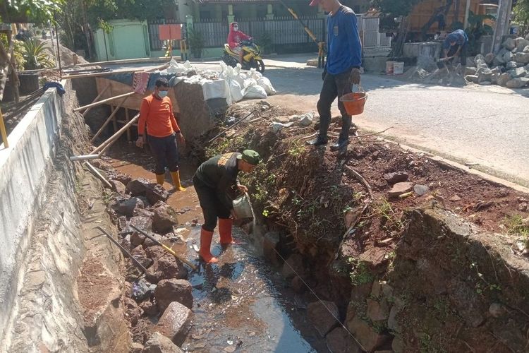 Satuan tugas Dinas PUPR Depok tengah melakukan pengerjaan perbaikan turap yang longsor di Kompleks Permai, Sukatani, Tapos, Depok pada Jumat (10/6/2022). (Dokumentasi: Dinas PUPR Depok).