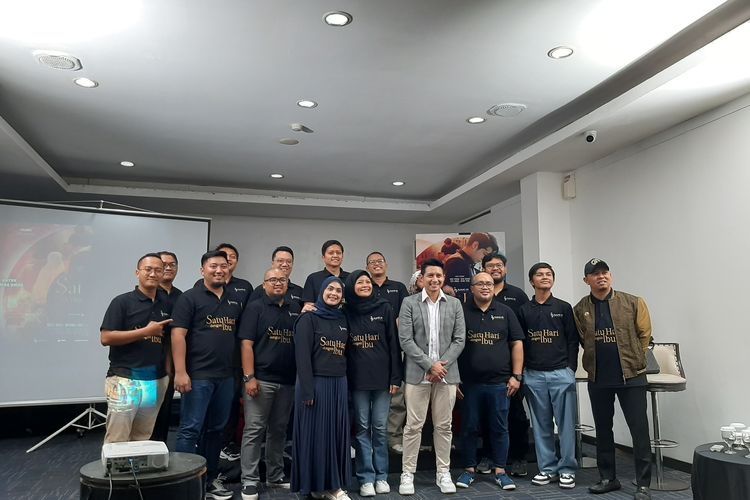 Para Pemain dan Kru Film Satu Hari dengan Ibu di Grand Kemang, Jakarta Selatan, Senin (21/8/2023)
