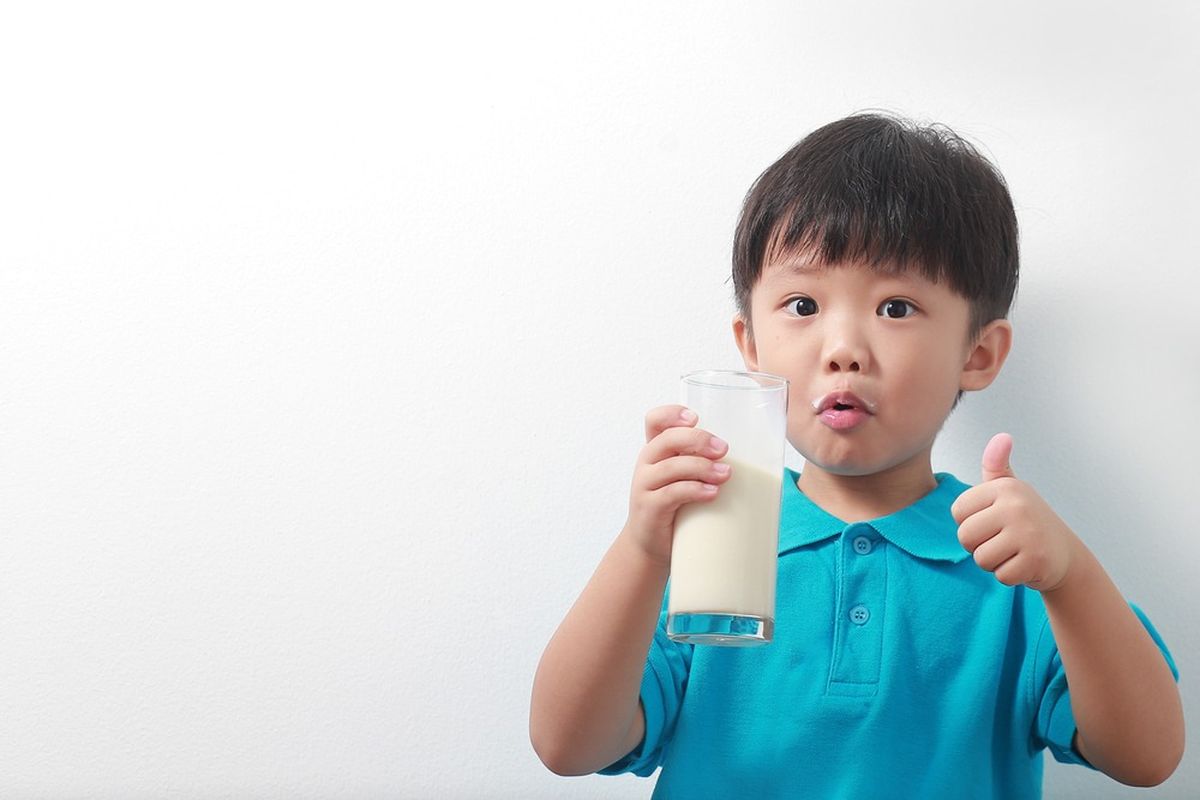 Ilustrasi anak minum susu. 