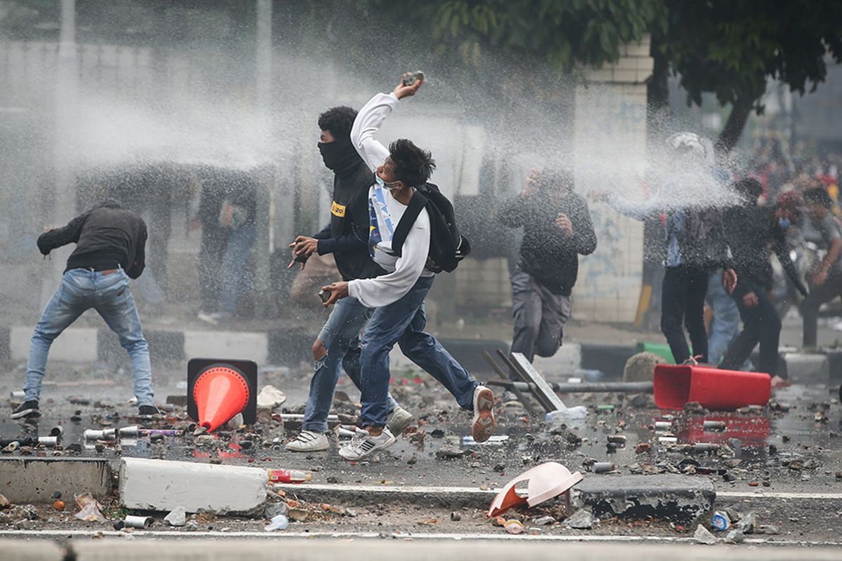 Sejumlah fasilitas umum mengalami kerusakan imbas kericuhan yang terjadi saat demonstrasi menolak UU Cipta Kerja di kawasan Istana Negara, Jakarta, Kamis (8/10/2020). Beberapa fasilitas umum seperti trotoar, rambu lalu lintas, hingga pembatas jalan (road water barrier) terpantau banyak dirusak massa selama ricuh demo berlangsung.