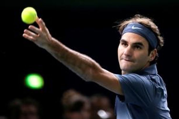 Petenis Swiss, Roger Federer melakukan servis saat menghadapi Juan Martin del Potro dari Argentina, pada laga perempat final Paris Masters di Bercy Palais-Omnisport, Paris, Jumat (1/11/2013).