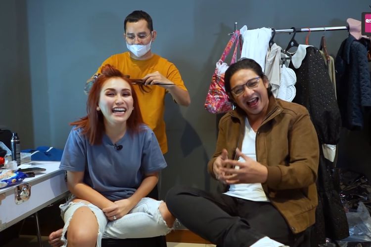 Vokalis band Ungu, Pasha saat berbincang bersama Ayu Ting Ting