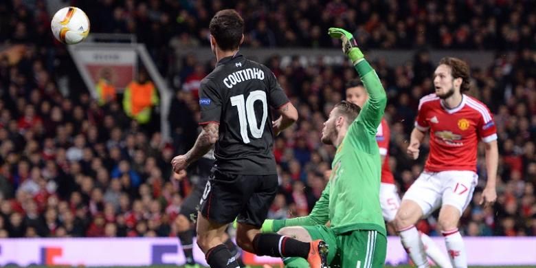 Pemain Liverpool, Philippe Coutinho (kaus hitam), menceploskan bola ke gawang Manchester United, pada laga leg kedua 16 besar Liga Europa di Stadion Old Trafford, Kamis (17/3/2016) waktu setempat.