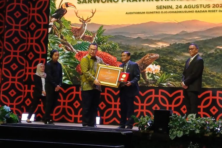 4 Dekade Teliti Satwa Liar, Eks Guru Besar UI Jatna Supriatna Raih Sarwono Award 2026 dari BRIN