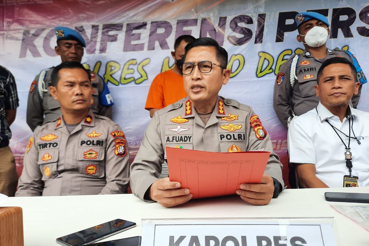 Kepolisian Resor Metro Depok gelar konferensi pers terkait penganiayaan pengendara motor terhadap dosen Universitas Indonesia (UI), pada Senin (20/3/2023).