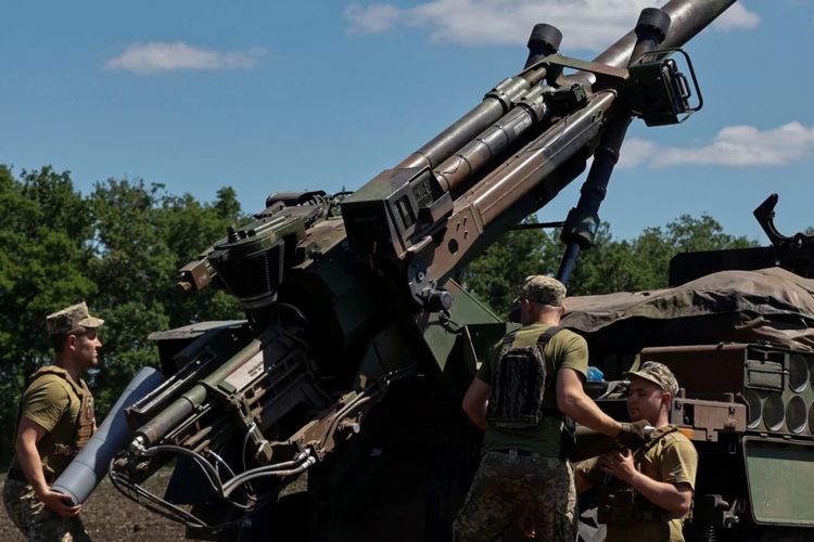 Pasukan Ukraina memuat peluru ke howitzer self-propelled CAESAR sebelum menembak ke arah posisi Rusia, di Wilayah Donetsk, Ukraina, 8 Juni 2022.