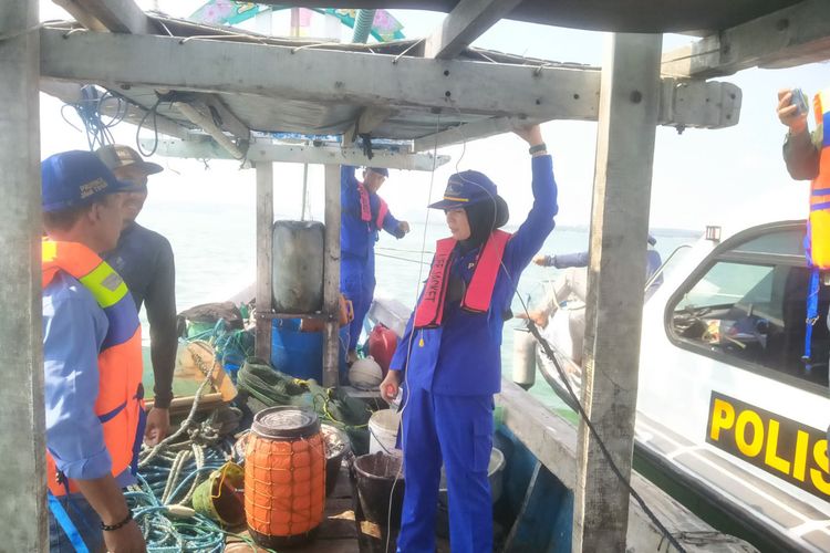 Satpolairud Lamongan terus berupaya mencari seorang nelayan yang belum ditemukan, usai terbelit tali jaring dan tercebur di perairan Lamongan, di sisi utara Desa Sedayulawas, Kecamatan Brondong, Lamongan, Jawa Timur.