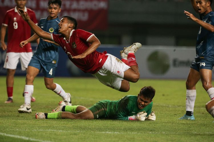 Pemain timnas U19 Indonesia Razzaa Fachrezi Aziz terjatuh saat bertanding melawan Brunei pada laga lanjutan Grup A Piala AFF U19 2022 yang digelar di Stadion Patriot Candrabhaga, Bekasi, Senin (4/7/2022). Indonesia unggul 7-0 atas Brunei.