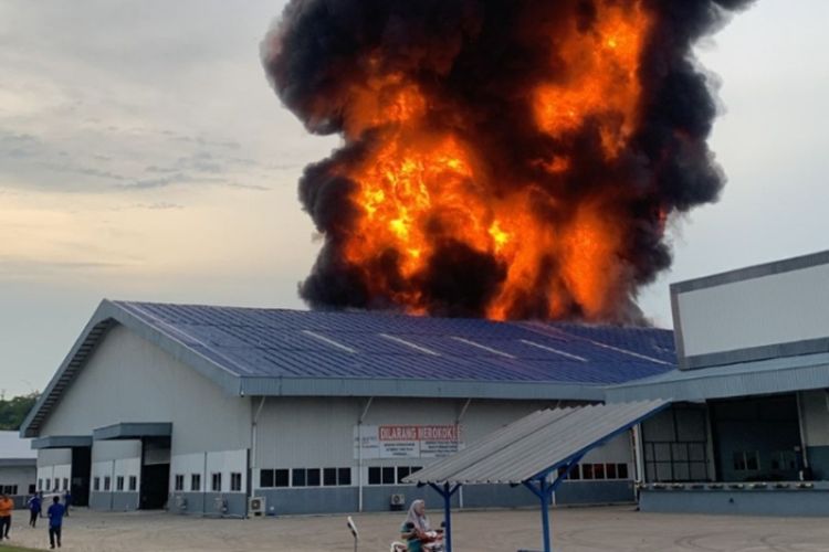 Sebuah pabrik kasur busa yang terletak di Jalan Raya Tenjo, Desa Singabangsa, Kecamatan Tenjo, Kabupaten Bogor, Jawa Barat, mengalami kebakaran hebat, Selasa (7/2/2023).