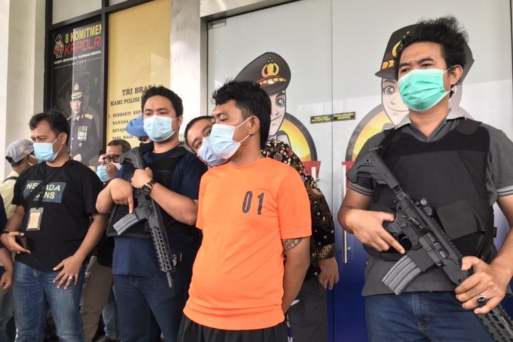 Pelaku pembunuhan pasangan suami istri di BSD, Wahyuapriansyah (22) dirilis oleh pihak Polres Tangerang Selatan pada Minggu (1