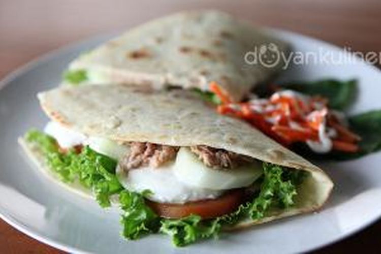 Piadina Tonno. Menu ini berisi salad, ikan tuna, tomat, mayonaise dan potongan timun.