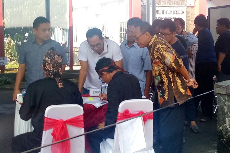Fahmi Damarwansyah yang mengenakan baju putih berkerah dan Jero Wacik yang mengenakan baju natik coklat tengah siap-siap mendaftar di TPS 075 di Lapas Sukamiskin Bandung.