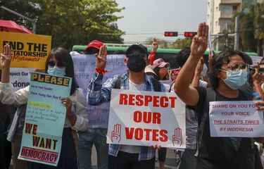 Para pengunjuk rasa memamerkan plakat dalam aksi protes di dekat Kedutaan Besar Indonesia di Yangon, Myanmar Selasa (23/2/2021). 