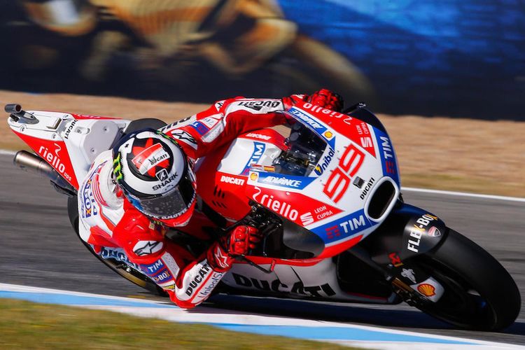 Pebalap Ducati Team asal Spanyol, Jorge Lorenzo, memacu motornya pada sesi kualifikasi GP Spanyol di Sirkuit Jerez, Sabtu (6/5/2017).