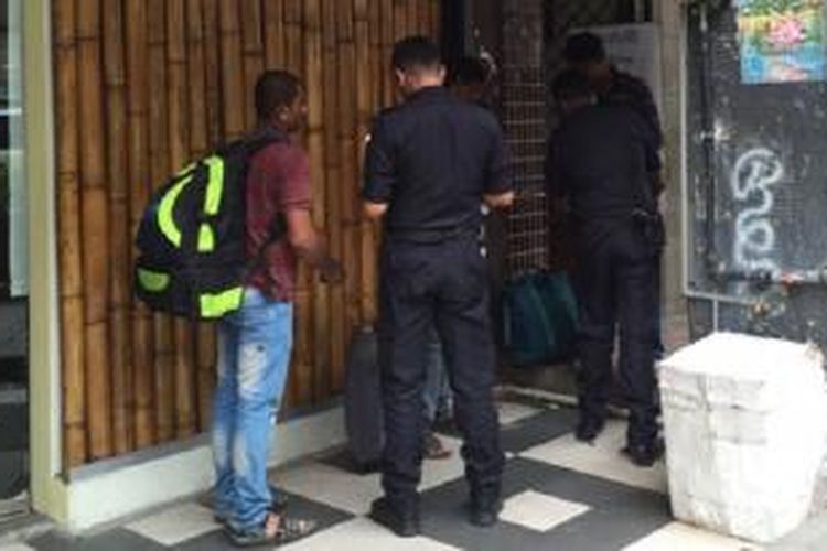 Polisi Malaysia melakukan razia pendatang gelap di Leboh Pudu, salah satu kantong pendatang dari Myanmar di Kuala Lumpur. 