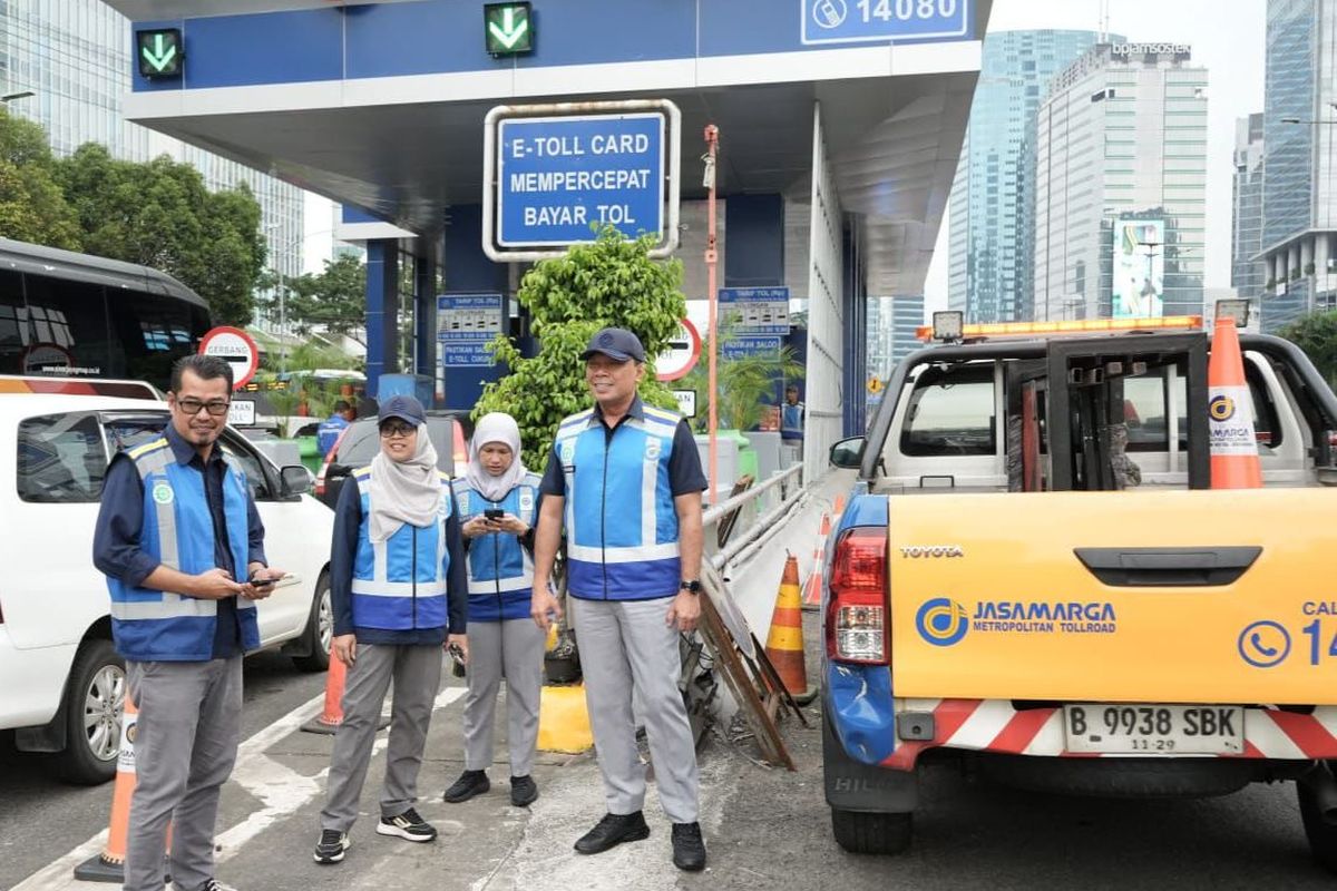 Direktur Utama (Dirut) Jasa Marga Rivan Achmad Purwantono didampingi oleh Direktur Operasi dan Layanan Fitri Wiyanti, Pelaksana Tugas (Plt) Dirut PT Jasamarga Tollroad Operator Tri Wahyu Subekti, Dirut  PT Jasamarga Tollroad Maintenance Suchandra Hutabarat melakukan tinjauan langsung ke gerbang tol di Ruas Tol Dalam Kota pada Senin (20/10/2025).