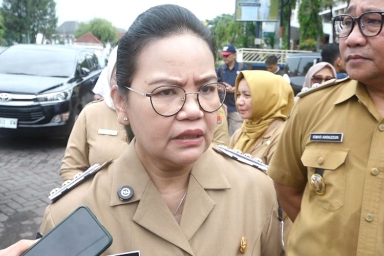 Wali Kota Semarang, Agustina Wilujeng Pramestuti di Kantor Pos Johar Semarang, Jawa Tengah.&nbsp;