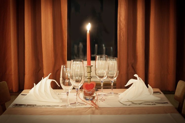Ilustrasi meja untuk makan malam romantis. 