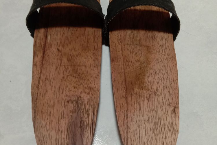 Sandal bakiak jenis selop