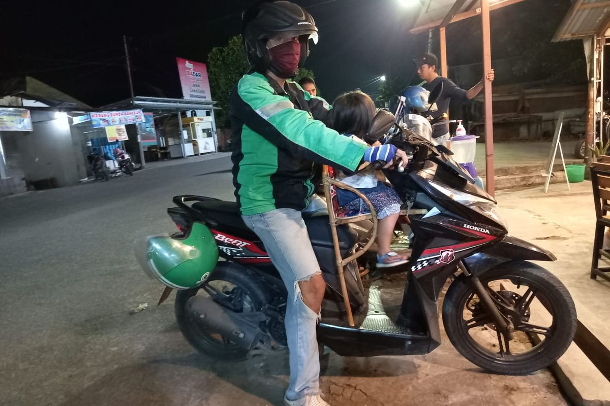 Hasran bersama anaknya yang masih usia 2,5 tahun saat sedang narik penumpang di Samarinda, Kaltim, Selasa (25/8/2020).