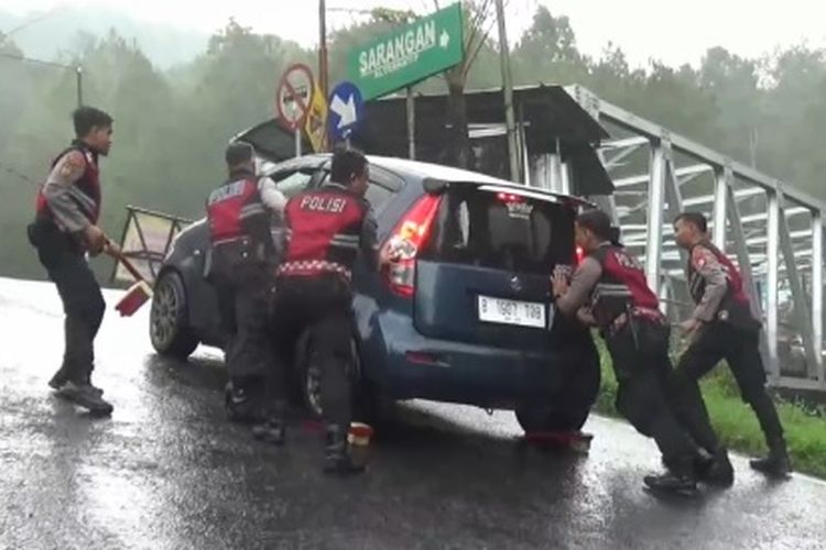 Polres Magetan menurunkan tim drorong ganjal band di tanjakan ekstrem dan tikungan tajam pertigaan jalur Sarangan – Cemorosewu dimana banyak pengendara kendaraan luar kota yang tidak emgneathui medan jalan sehingga kesulitan melalui tanjakan tersebut.