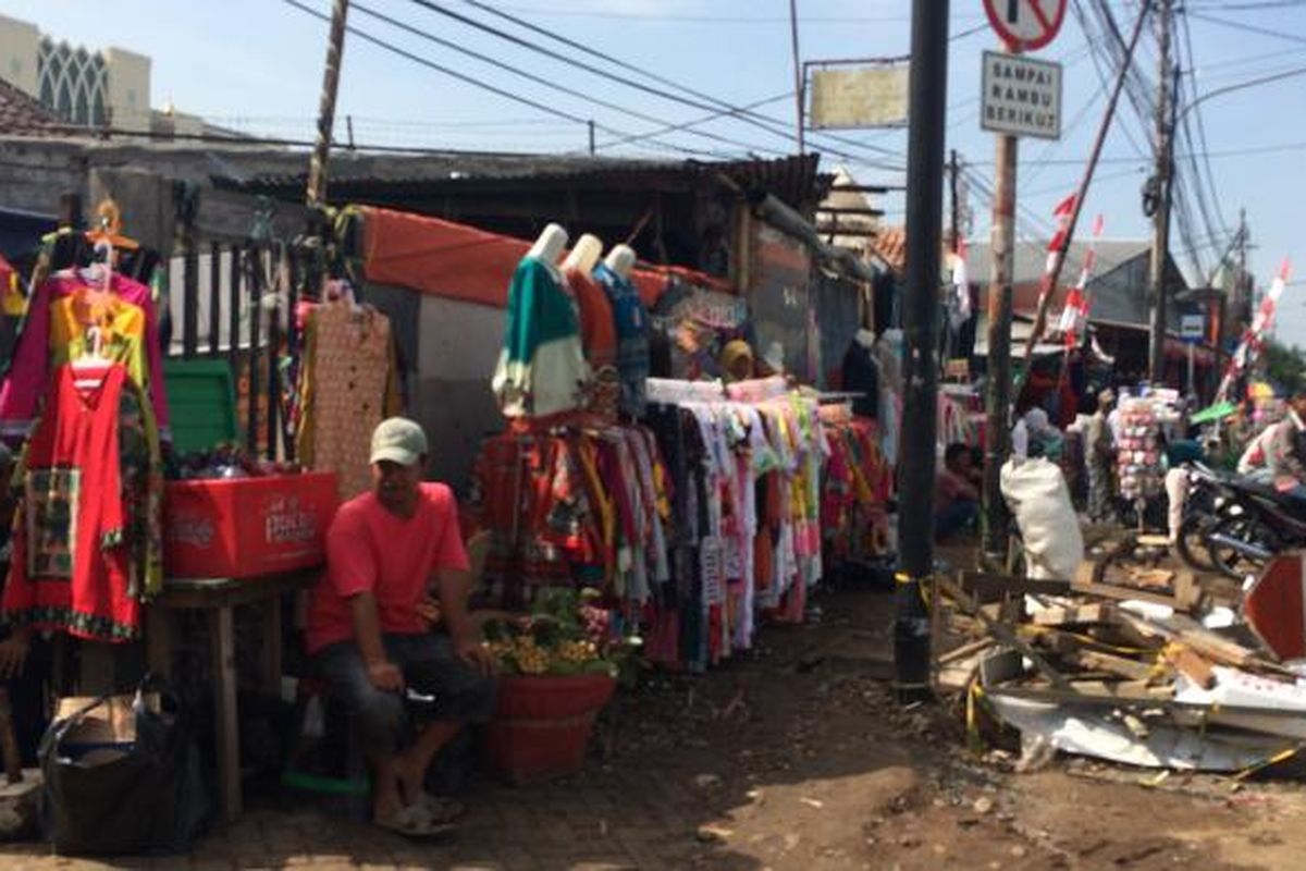 Pedagang kaki lima (PKL) kembali okupasi trotoar di seberang Stasiun Tanah Abang, Jakarta Pusat, Selasa (23/8/2016).