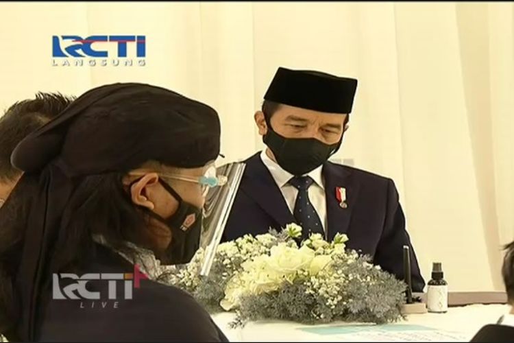 Presiden Joko Widodo atau Jokowi menjadi saksi pernikahan Aurel Hermansyah dan Atta Halilintar.