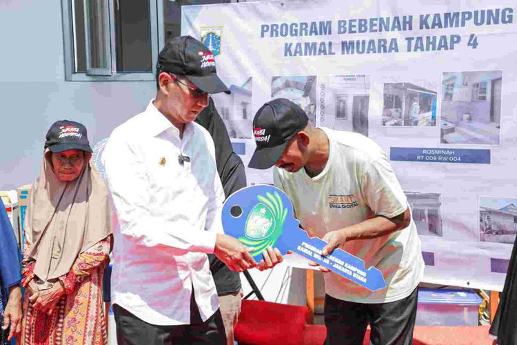 Pj Gubernur DKI Jakarta Heru Budi Hartono saat menyerahkan kunci rumah warga yang selesai direnovasi, Kamis (28/3/2024) di Kamal Muara, Jakarta Utara.