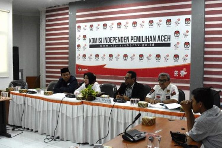 Komisioner Komisi Independen Pemilihan (KIP) Aceh menggelar konferensi pers di Kantor KIP Provinsi Aceh, Banda Aceh, Senin (15/4/2019) sore