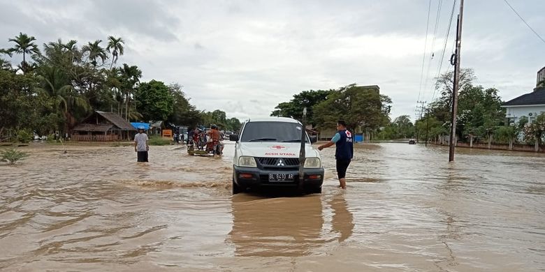 Banjir merendam badan jalan di Desa Parang Sikureung, Kecamatan Matangkuli, Kabupaten Aceh Utara, Selasa (5/9/2023)