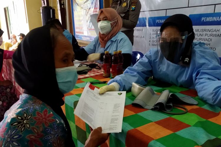 Seorang nenek mengikuti vaksinasi di sebuah kantor desa di Kecamatan Kesamben, Kabupaten Blitar, Senin (19/7/2021)