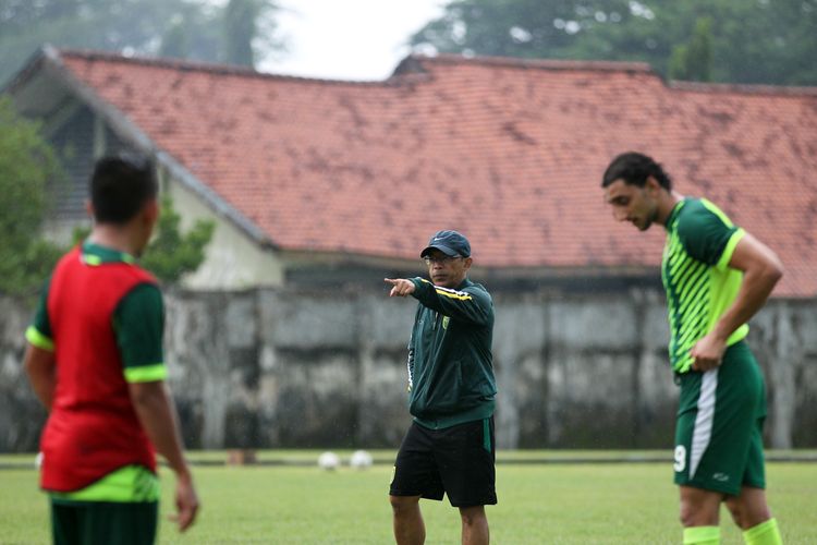 Pelatih Persebaya Surabaya, Aji Santoso saat memimpin latihan rutin untuk persiapan Liga 1 2020 di Lapangan Jenggolo Sidoarjo, Jawa Timur, Rabu (29/01/2020) sore.