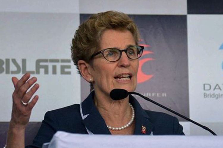 Perdana Menteri Ontario Kathleen Wynne mengumumkan proyek percontohan bantuan tunai ini di tiga kota di seluruh provinsi tersebut. 