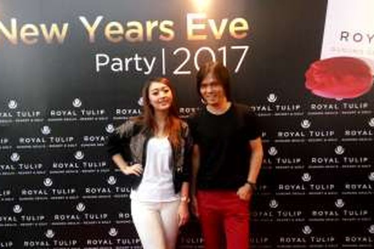 Penyanyi Once Mekel dan DJ Pixiee berfoto bersama usai konferensi pers di Hotel Royal Tulip, Puncak, Bogor, Jawa Barat, Sabtu (31/12/2016).