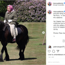 Foto Langka Ratu Elizabeth II Berkuda di Tengah Masa 