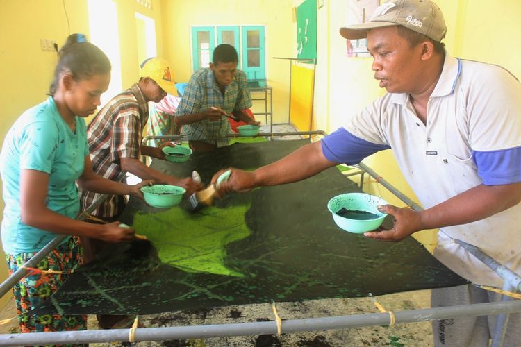 Para penyandang disabilitas di kampung peduli disabilitas Desa Simbatan sedang mengerjakan batik ciprat langitan. Batik mereka akan mewakili Indonesia dalam ajang kreatifitas penyandang disabilitas di Thailand pada Februari mendatang.