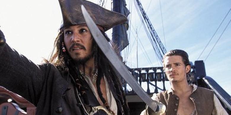 Johnny Depp (kiri) beraksi bersama Orlando Bloom dalam Pirates of the Caribbean.