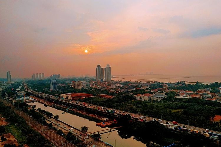 Pemandangan matahari terbenam dari lintasan joging di atas atap Jakarta Internasional Stadium, Kamis (31/3/2022).