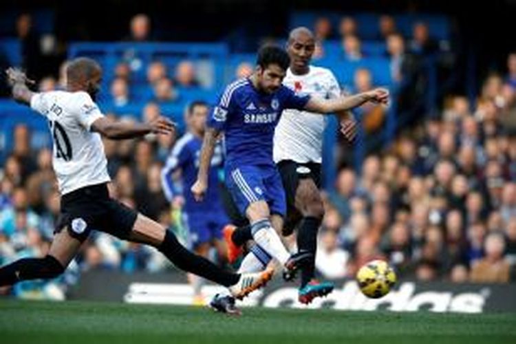 Gelandang Chelsea, Cesc Fabregas, tampil saat melawan Queens Park Rangers (QPR), Sabtu (1/11/2014). 