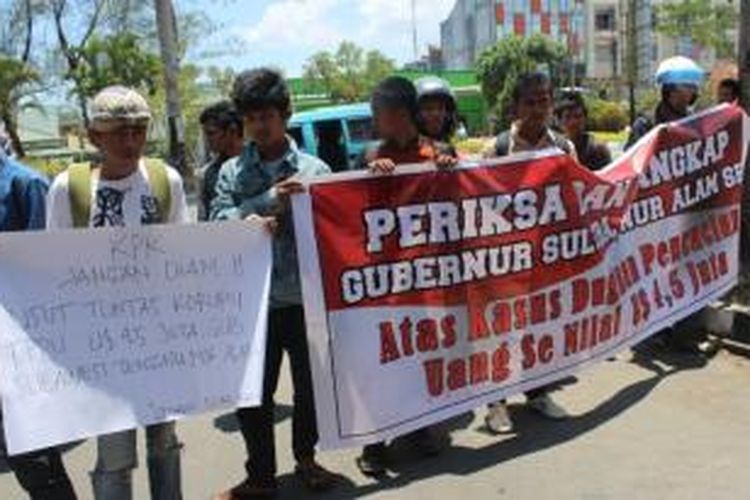 Puluhan orang dari Gerakan Sultra Menggugat berunjukrasa di depan kantor Kejaksaan Tinggi setempat,mendesak Gubernur Sultra Nur Alam diperiksa karena diduga melakukan pencucian uang. 