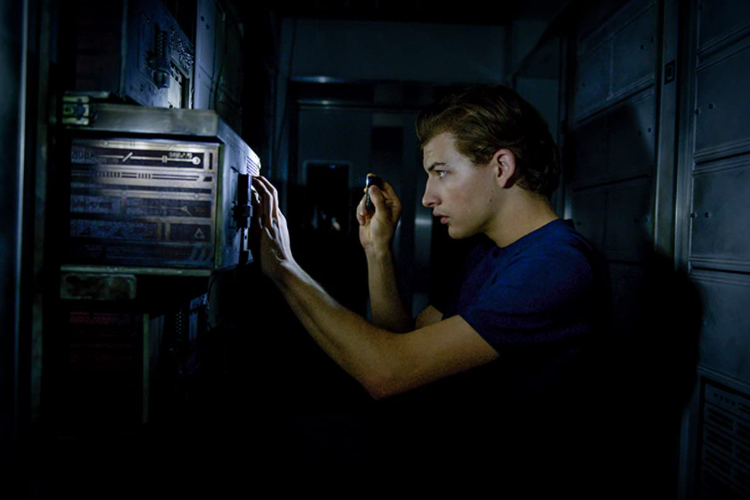 Tye Sheridan dalam Voyagers.